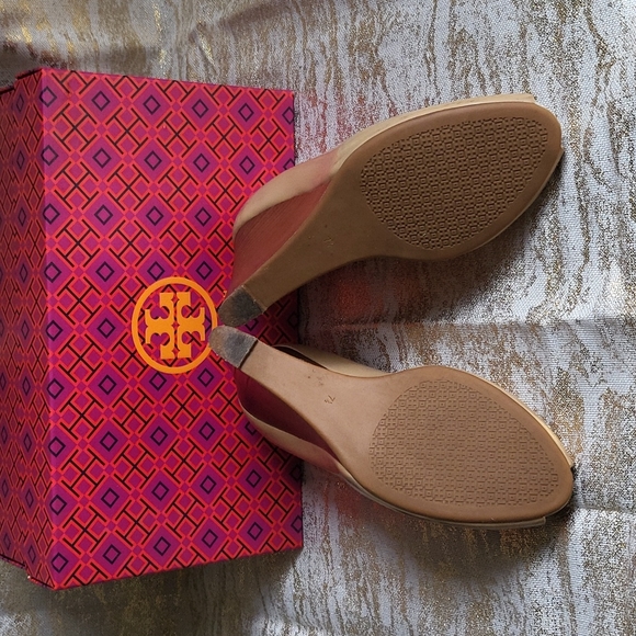 Tory Burch Jade 85mm peep toe wedge in Beige patent leather - Picture 10 of 10